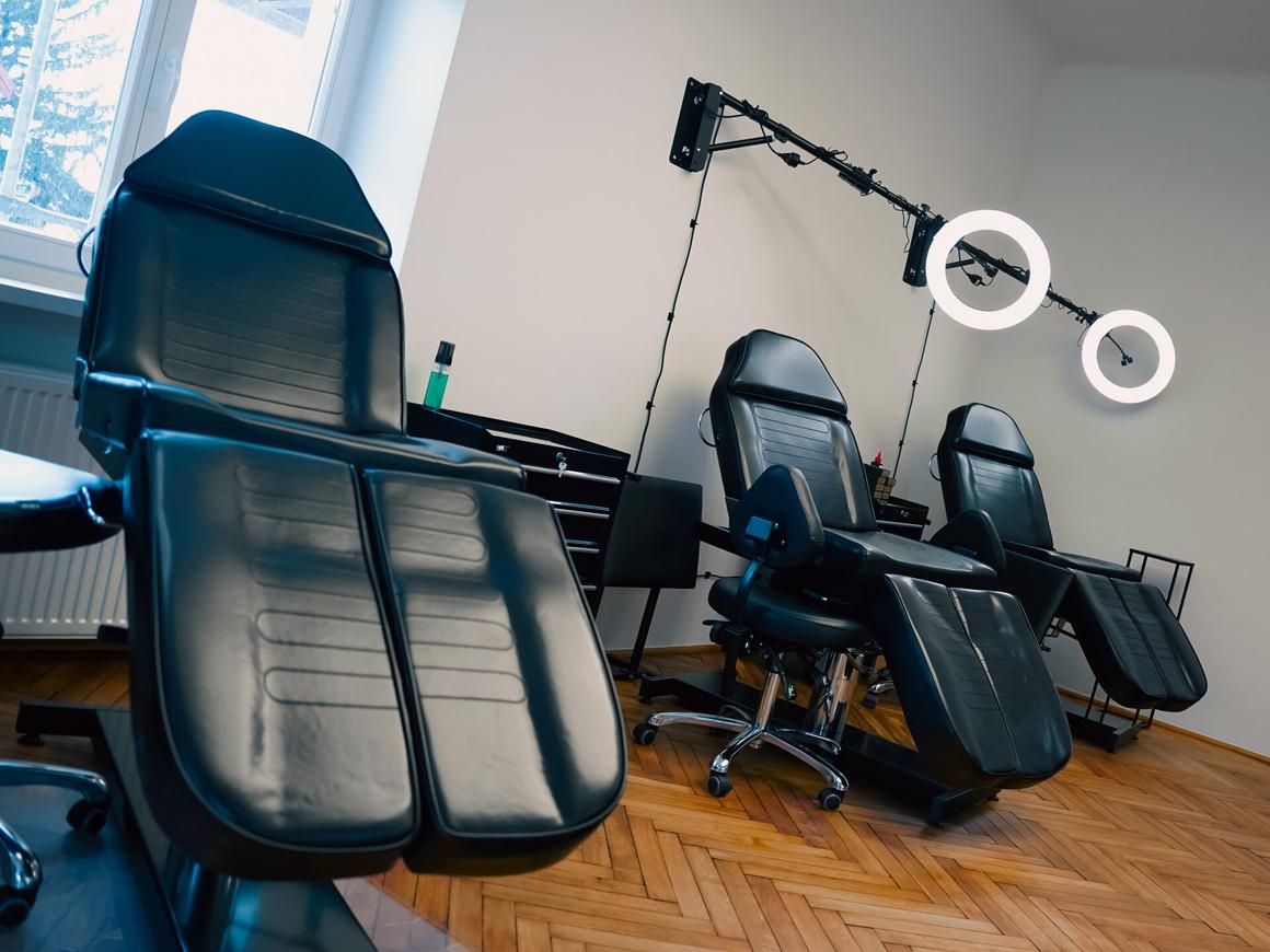 Tattoo stations with chairs and ring lights
